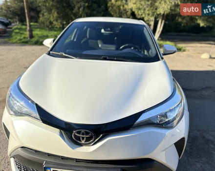 Белый Тойота C-HR, объемом двигателя 1.99 л и пробегом 76 тыс. км за 20999 $, фото 2 на Automoto.ua