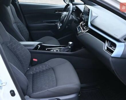 Белый Тойота C-HR, объемом двигателя 1.8 л и пробегом 81 тыс. км за 24905 $, фото 5 на Automoto.ua