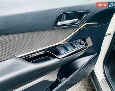 Белый Тойота C-HR, объемом двигателя 1.99 л и пробегом 91 тыс. км за 26350 $, фото 23 на Automoto.ua