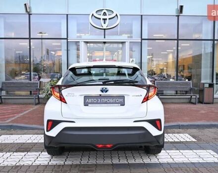 Белый Тойота C-HR, объемом двигателя 1.8 л и пробегом 81 тыс. км за 24905 $, фото 3 на Automoto.ua