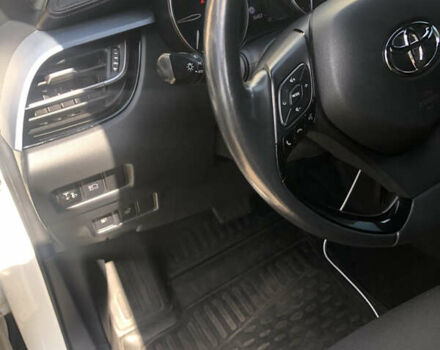 Белый Тойота C-HR, объемом двигателя 2 л и пробегом 36 тыс. км за 28900 $, фото 15 на Automoto.ua