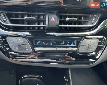 Белый Тойота C-HR, объемом двигателя 1.8 л и пробегом 38 тыс. км за 28900 $, фото 31 на Automoto.ua