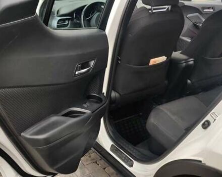 Белый Тойота C-HR, объемом двигателя 1.8 л и пробегом 86 тыс. км за 28000 $, фото 12 на Automoto.ua