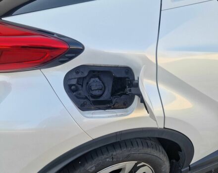 Белый Тойота C-HR, объемом двигателя 0 л и пробегом 73 тыс. км за 19000 $, фото 3 на Automoto.ua