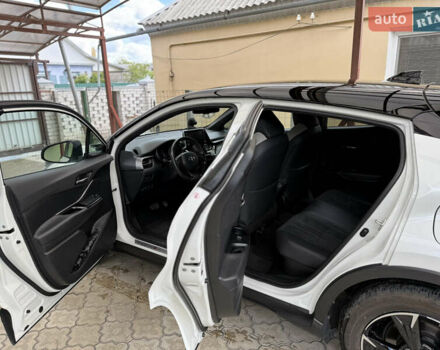 Белый Тойота C-HR, объемом двигателя 1.99 л и пробегом 135 тыс. км за 26900 $, фото 36 на Automoto.ua