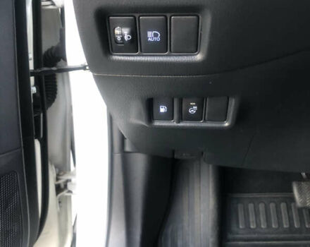 Белый Тойота C-HR, объемом двигателя 2 л и пробегом 36 тыс. км за 28900 $, фото 2 на Automoto.ua