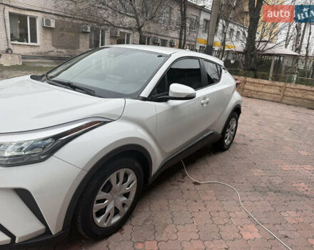 Білий Тойота C-HR, об'ємом двигуна 1.99 л та пробігом 28 тис. км за 24000 $, фото 3 на Automoto.ua