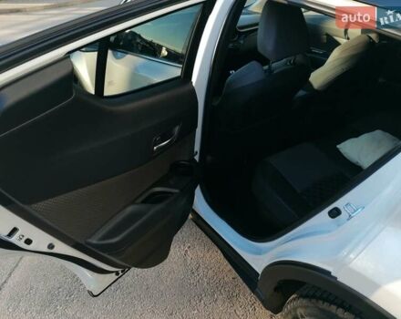 Белый Тойота C-HR, объемом двигателя 1.8 л и пробегом 31 тыс. км за 31000 $, фото 12 на Automoto.ua