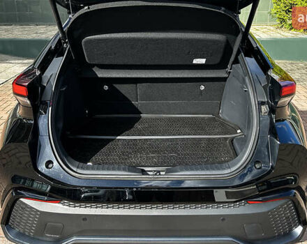 Білий Тойота C-HR, об'ємом двигуна 1.99 л та пробігом 17 тис. км за 43110 $, фото 7 на Automoto.ua