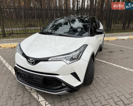 Белый Тойота C-HR, объемом двигателя 1.2 л и пробегом 105 тыс. км за 15500 $, фото 1 на Automoto.ua