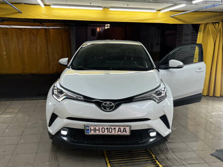 Белый Тойота C-HR, объемом двигателя 1.2 л и пробегом 101 тыс. км за 18500 $, фото 1 на Automoto.ua