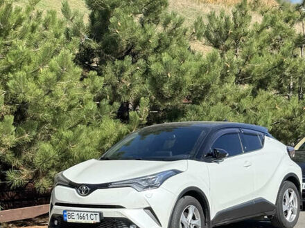 Белый Тойота C-HR, объемом двигателя 1.2 л и пробегом 103 тыс. км за 19500 $, фото 1 на Automoto.ua
