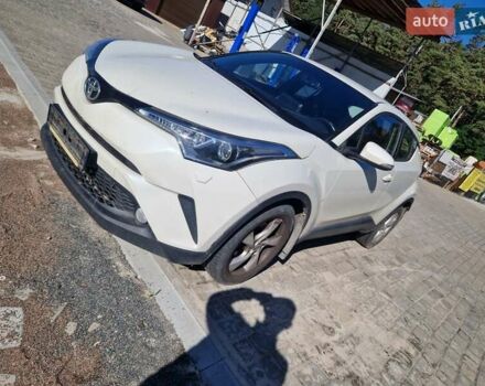 Белый Тойота C-HR, объемом двигателя 1.2 л и пробегом 77 тыс. км за 15500 $, фото 1 на Automoto.ua