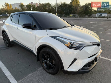 Тойота C-HR 2017 у Києві на Automoto.ua Білий Тойота C-HR, об'ємом двигуна 1.2 л та пробігом 116 тис. км за 20000 $, фото 1 на Automoto.ua
