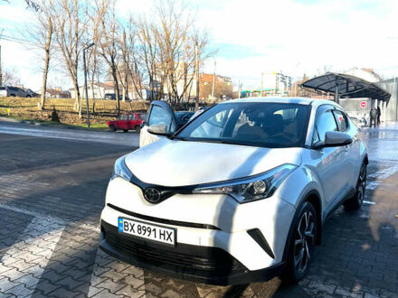 Белый Тойота C-HR, объемом двигателя 1.99 л и пробегом 49 тыс. км за 22000 $, фото 1 на Automoto.ua