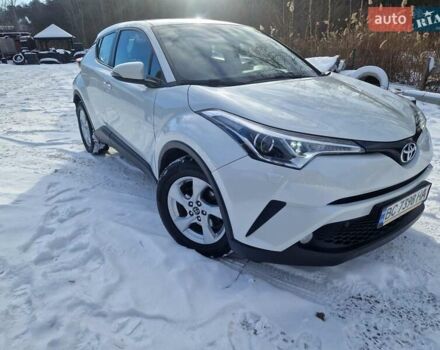 Белый Тойота C-HR, объемом двигателя 1.2 л и пробегом 75 тыс. км за 17999 $, фото 1 на Automoto.ua