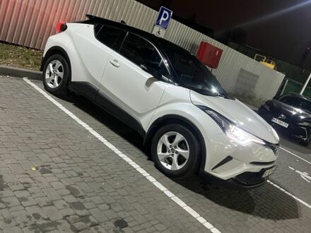 Белый Тойота C-HR, объемом двигателя 1.2 л и пробегом 92 тыс. км за 18700 $, фото 1 на Automoto.ua