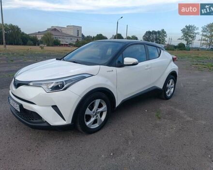 Белый Тойота C-HR, объемом двигателя 1.8 л и пробегом 98 тыс. км за 19950 $, фото 1 на Automoto.ua
