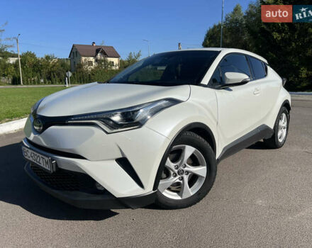 Белый Тойота C-HR, объемом двигателя 1.8 л и пробегом 139 тыс. км за 20900 $, фото 1 на Automoto.ua