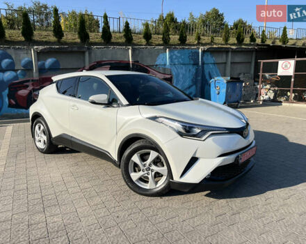 Белый Тойота C-HR, объемом двигателя 1.8 л и пробегом 144 тыс. км за 21900 $, фото 1 на Automoto.ua