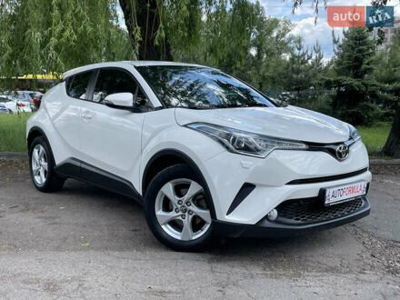 Тойота C-HR 2018 у Києві на Automoto.ua Білий Тойота C-HR, об'ємом двигуна 1.2 л та пробігом 53 тис. км за 18690 $, фото 1 на Automoto.ua