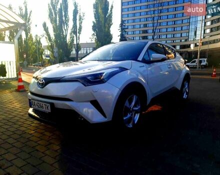 Белый Тойота C-HR, объемом двигателя 1.8 л и пробегом 42 тыс. км за 25999 $, фото 1 на Automoto.ua
