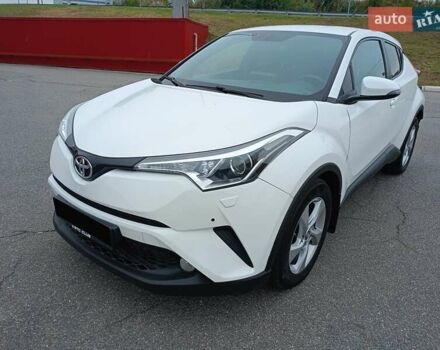 Белый Тойота C-HR, объемом двигателя 1.2 л и пробегом 93 тыс. км за 18700 $, фото 1 на Automoto.ua