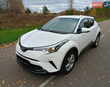 Белый Тойота C-HR, объемом двигателя 1.2 л и пробегом 93 тыс. км за 18698 $, фото 1 на Automoto.ua