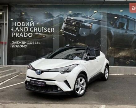 Белый Тойота C-HR, объемом двигателя 1.8 л и пробегом 108 тыс. км за 23164 $, фото 1 на Automoto.ua