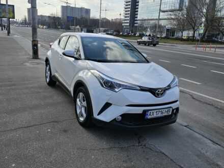 Белый Тойота C-HR, объемом двигателя 1.2 л и пробегом 46 тыс. км за 20500 $, фото 1 на Automoto.ua