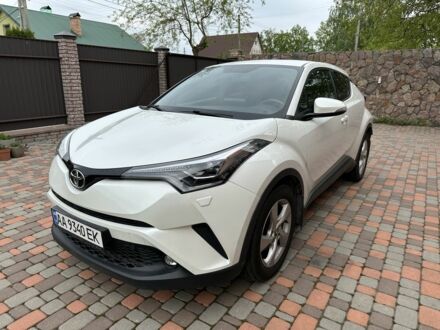 Тойота C-HR 2018 у Києві на Automoto.ua Білий Тойота C-HR, об'ємом двигуна 1.2 л та пробігом 34 тис. км за 21900 $, фото 1 на Automoto.ua