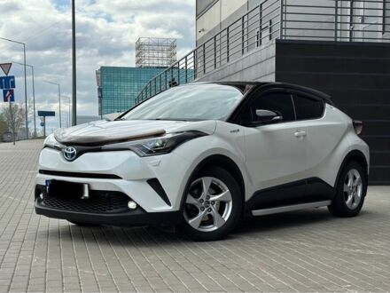 Белый Тойота C-HR, объемом двигателя 1.8 л и пробегом 54 тыс. км за 25800 $, фото 1 на Automoto.ua