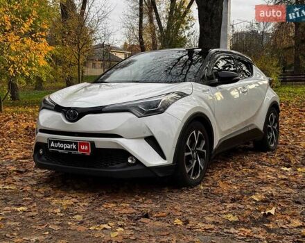 Белый Тойота C-HR, объемом двигателя 1.8 л и пробегом 79 тыс. км за 26290 $, фото 1 на Automoto.ua