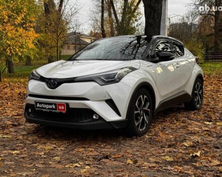 Белый Тойота C-HR, объемом двигателя 1.8 л и пробегом 79 тыс. км за 26290 $, фото 1 на Automoto.ua