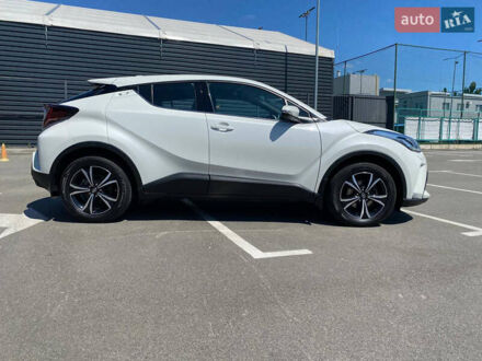 Белый Тойота C-HR, объемом двигателя 1.2 л и пробегом 40 тыс. км за 24900 $, фото 1 на Automoto.ua