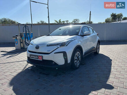 Белый Тойота C-HR, объемом двигателя 0 л и пробегом 75 тыс. км за 18990 $, фото 1 на Automoto.ua
