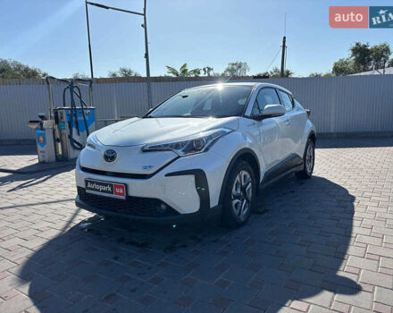 Белый Тойота C-HR, объемом двигателя 0 л и пробегом 75 тыс. км за 18990 $, фото 1 на Automoto.ua