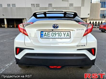 Белый Тойота C-HR, объемом двигателя 0 л и пробегом 62 тыс. км за 18800 $, фото 1 на Automoto.ua