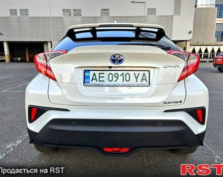 Белый Тойота C-HR, объемом двигателя 0 л и пробегом 62 тыс. км за 18800 $, фото 1 на Automoto.ua