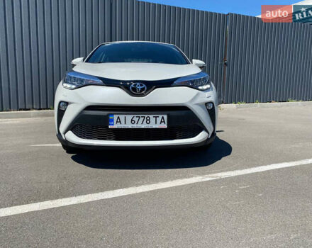 Белый Тойота C-HR, объемом двигателя 1.2 л и пробегом 40 тыс. км за 25500 $, фото 1 на Automoto.ua