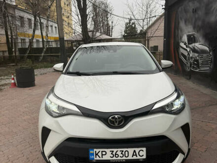 Белый Тойота C-HR, объемом двигателя 1.99 л и пробегом 28 тыс. км за 24000 $, фото 1 на Automoto.ua