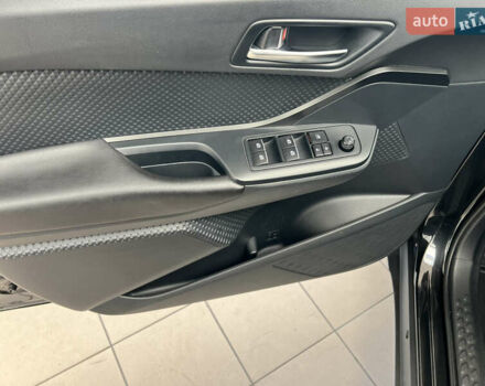 Черный Тойота C-HR, объемом двигателя 1.2 л и пробегом 64 тыс. км за 17200 $, фото 14 на Automoto.ua