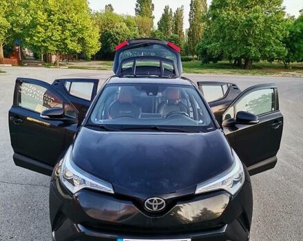 Черный Тойота C-HR, объемом двигателя 2 л и пробегом 78 тыс. км за 18500 $, фото 1 на Automoto.ua