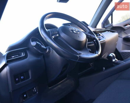 Чорний Тойота C-HR, об'ємом двигуна 2 л та пробігом 77 тис. км за 15850 $, фото 40 на Automoto.ua