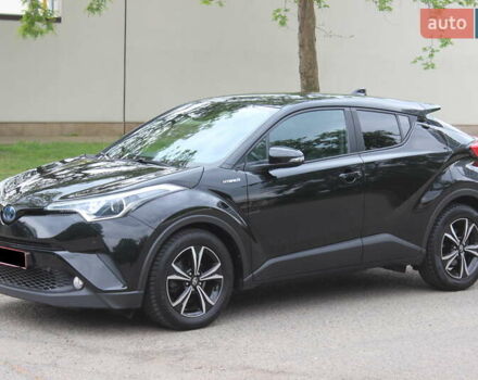 Черный Тойота C-HR, объемом двигателя 1.8 л и пробегом 72 тыс. км за 27699 $, фото 2 на Automoto.ua