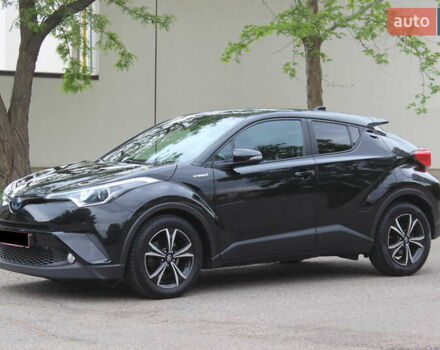 Черный Тойота C-HR, объемом двигателя 1.8 л и пробегом 72 тыс. км за 27699 $, фото 1 на Automoto.ua