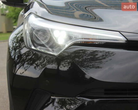 Черный Тойота C-HR, объемом двигателя 1.8 л и пробегом 72 тыс. км за 27699 $, фото 15 на Automoto.ua