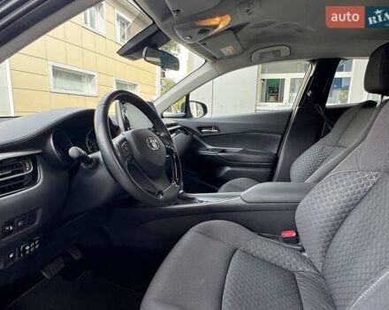 Черный Тойота C-HR, объемом двигателя 1.8 л и пробегом 32 тыс. км за 25900 $, фото 14 на Automoto.ua