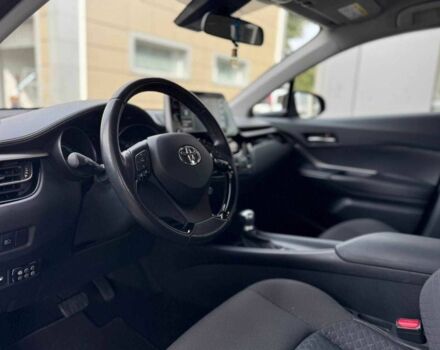 Чорний Тойота C-HR, об'ємом двигуна 1.8 л та пробігом 32 тис. км за 25900 $, фото 14 на Automoto.ua