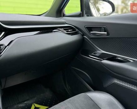 Фіолетовий Тойота C-HR, об'ємом двигуна 1.8 л та пробігом 42 тис. км за 33000 $, фото 26 на Automoto.ua